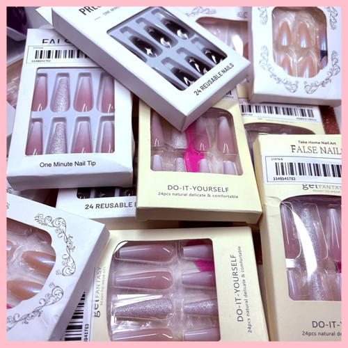 Gratis Press On Nails Set  (1 pro Bestellung - ab 35 Euro Nettowarenwert)